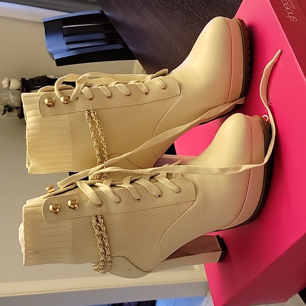 Shoe Dazzle Cream booties